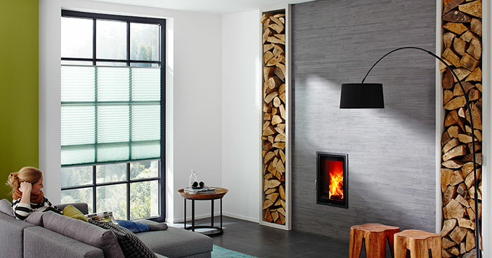 Brunner Grundofen auf flacher grauer Steinwand