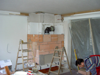 Die Strahlungsflächen aus Schamotte werden fertiggestellt